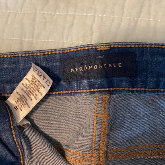 Size 10 distressed Aeropostale Jean Shorts - Picture 3 of 3